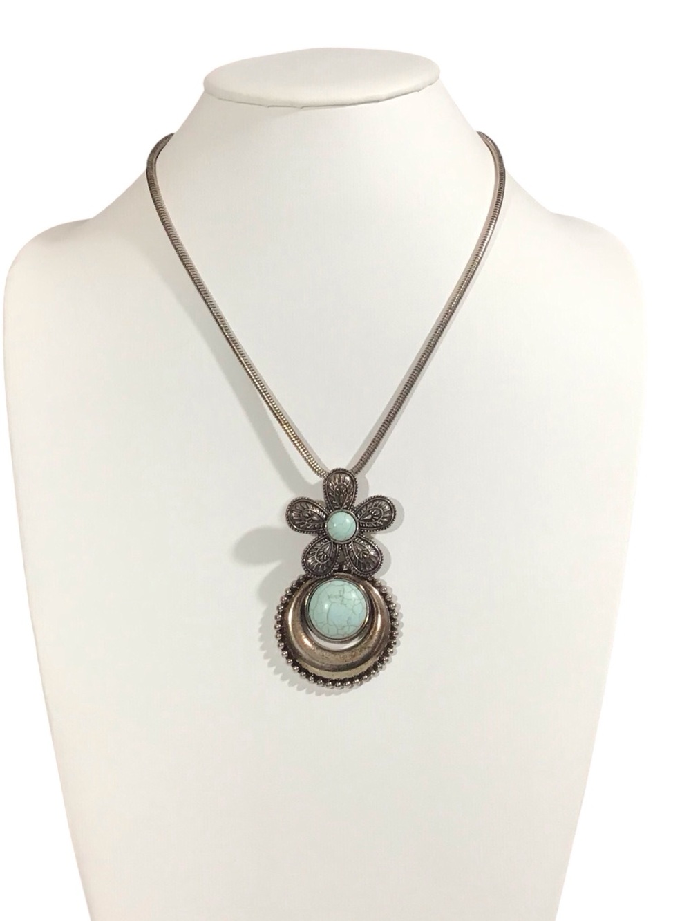 Circular Flower Necklace Blue Turquoise Look Silver Tone Metal Fashion Jewelry